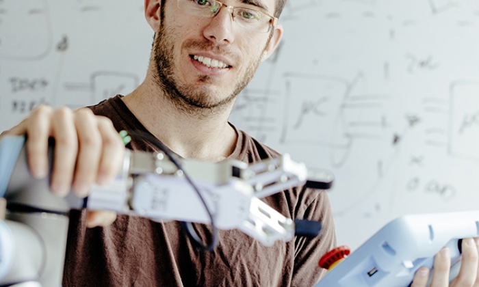 7 reasons why you should invest in a collaborative robot